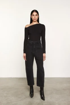 Exposed Shoulder Top in Black