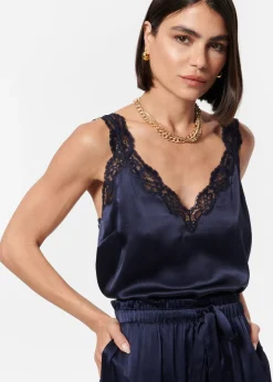 Fernanda Cami in Navy