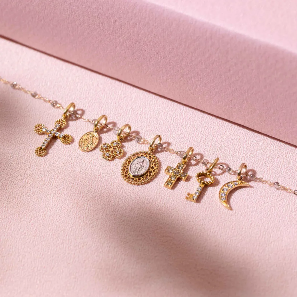 Madone Pendant in Gold