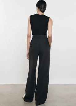 Silk Knit Sleeveless Crew in Black