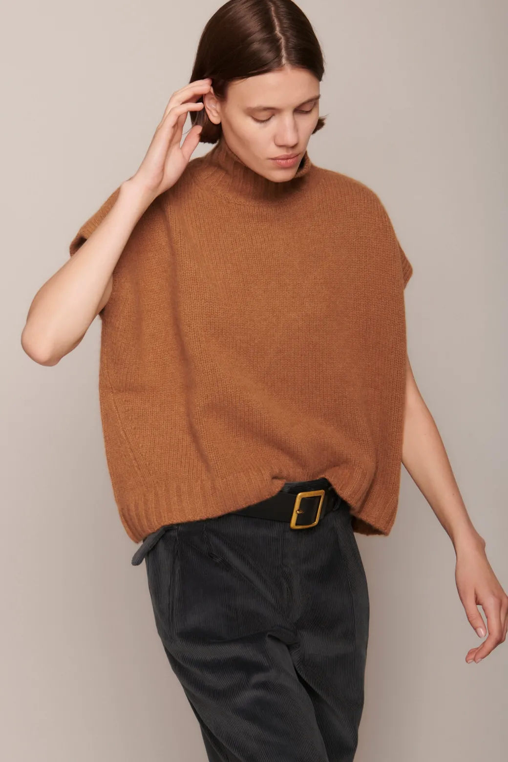 T Neck Gilet in Vicuna