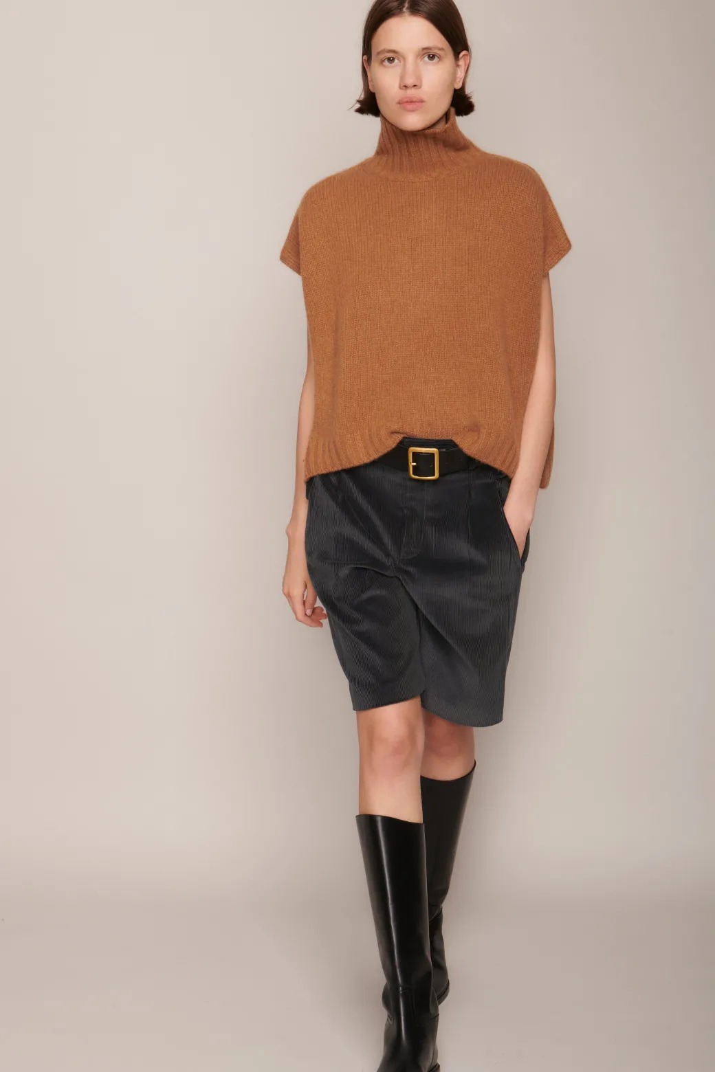 T Neck Gilet in Vicuna