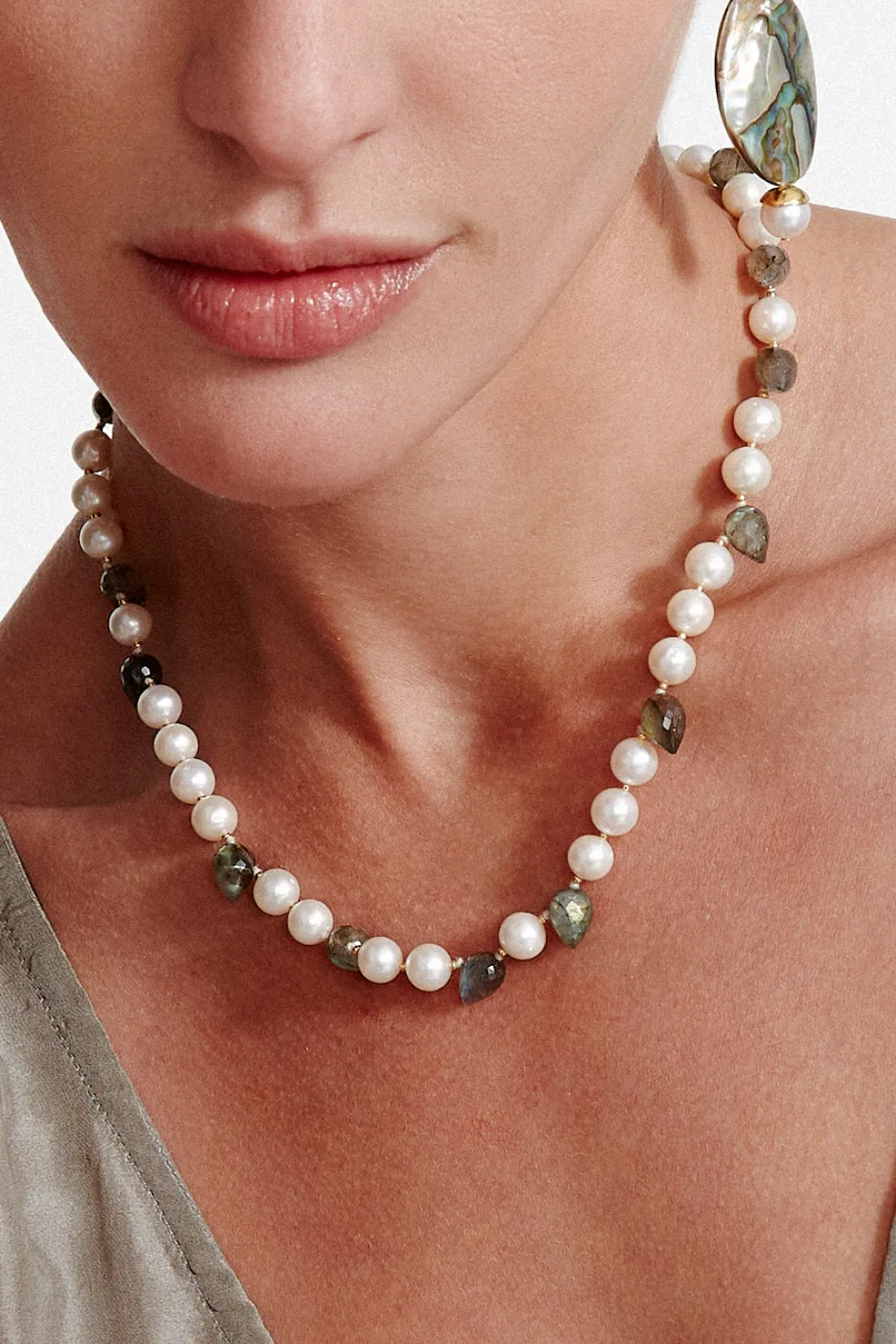 Willa Necklace in White Pearl Mix